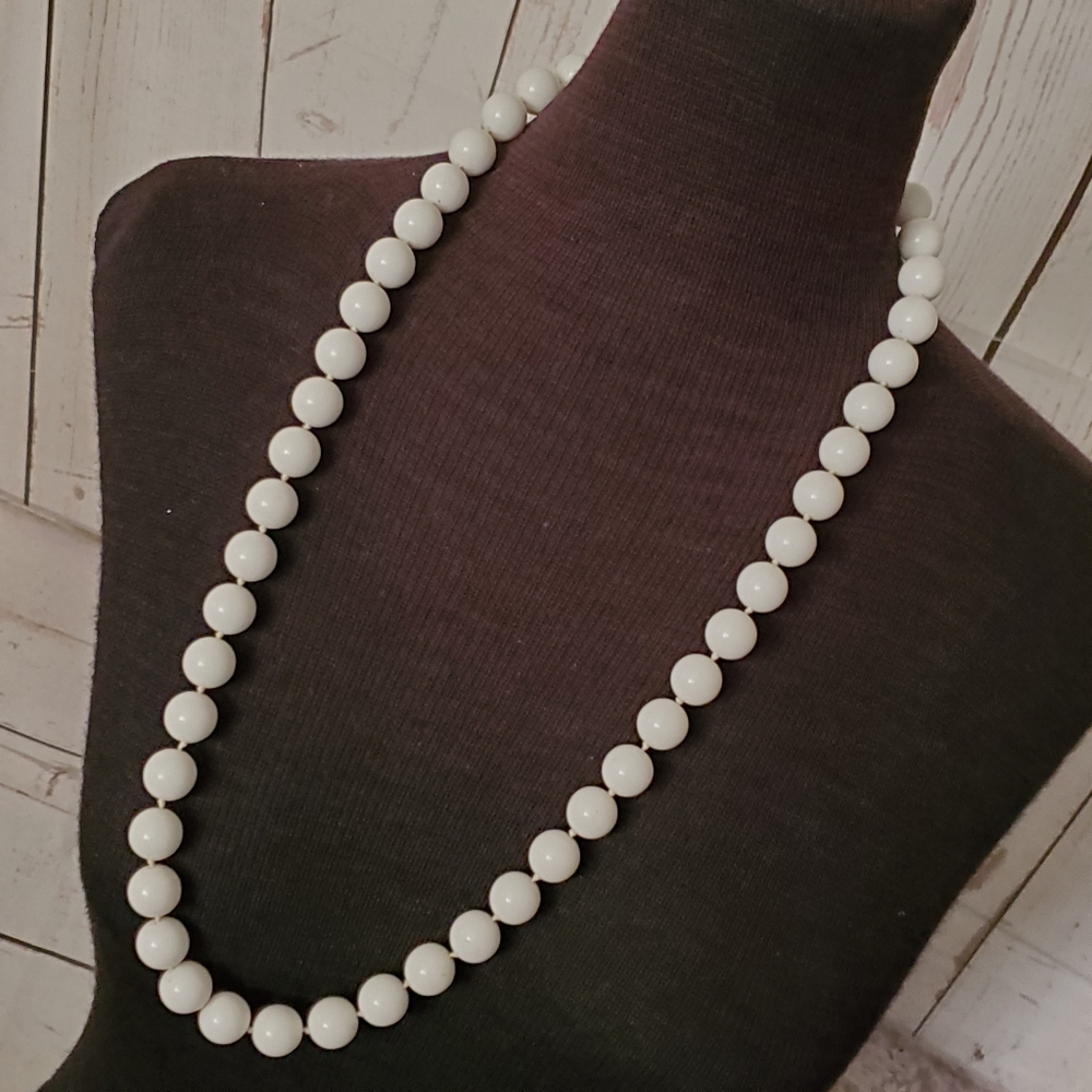 Vintage white beaded necklace 30 inches long